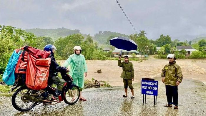 Công an xã A Dơi trực tại một điểm bị ngập lụt.