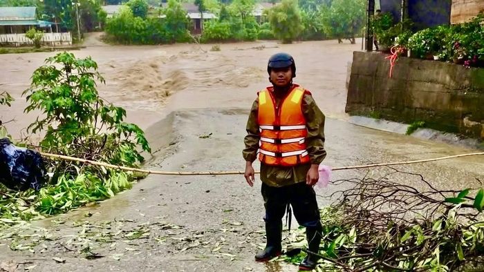 Công an xã Đakrông dầm mình trong mưa lũ, ứng trực 24/24 tại các điểm ngập, không để người và phương tiện đi vào khu vực nguy hiểm.