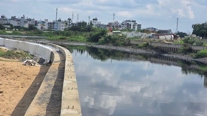 Tuyến kênh được xây dựng bờ kè nhằm thu gom nước thải, ngăn chặn việc xả thải trực tiếp ra kênh.