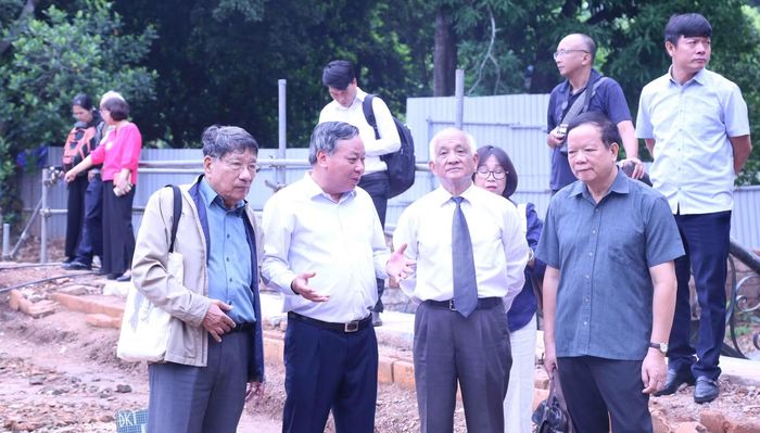 Phó Bí thư Thành uỷ Hà Nội Nguyễn Văn Phong trao đổi cùng các nhà khoa học khảo sát thực địa kết quả khai quật khảo cổ năm 2026.