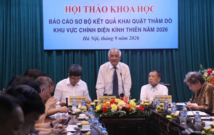 PGS.TS Trần Đức Cường - Chủ tịch Hội Lịch sử Việt Nam cùng PGS.TS Tống Trung Tín; Giám đốc Trung tâm Bảo tồn Di sản Thăng Long - Hà Nội Nguyễn Thanh Quang chủ trì buổi báo cáo sơ bộ kết quả khai quật năm 2026.