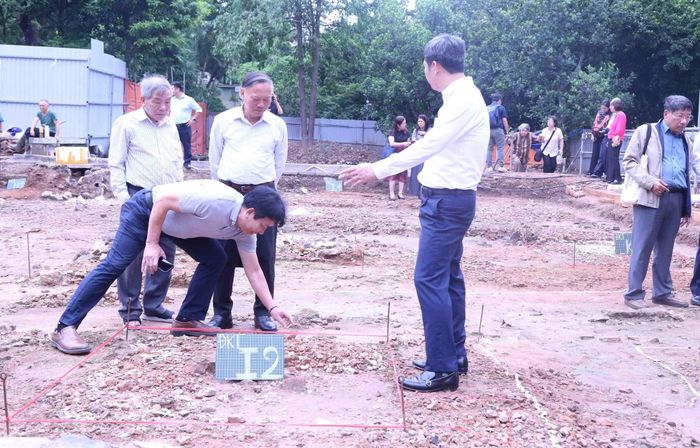Giám đốc Trung tâm Bảo tồn Di sản Thăng Long - Hà Nội Nguyễn Thanh Quang cùng các nhà khoa học khảo sát thực địa ngày 14/6.