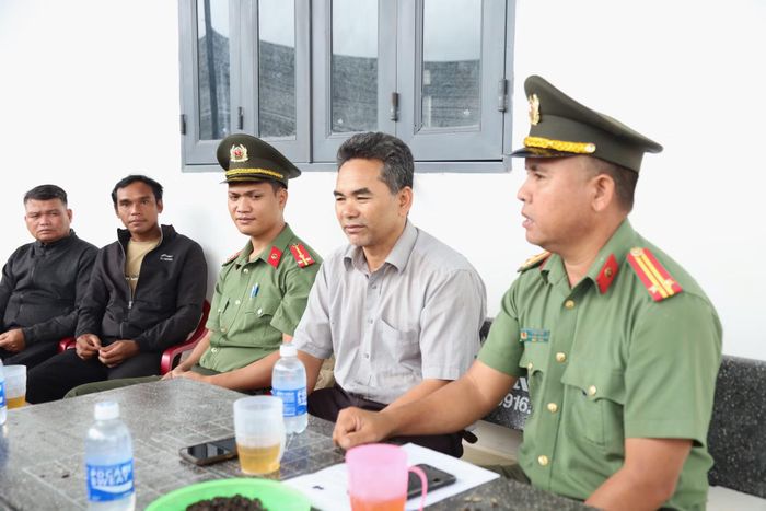 Cán bộ, chiến sĩ Công an xã Cư Pơng cùng anh Y Ưng Mlô đến nhà bà con giáo dân tuyên truyền tuân thủ pháp luật, “Sống tốt đời, đẹp đạo - giữ bình yên buôn làng”.