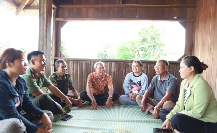 Già Y Khơl Aroh cùng chính quyền địa phương và cán bộ, chiến sĩ thăm hỏi người dân trên địa bàn.