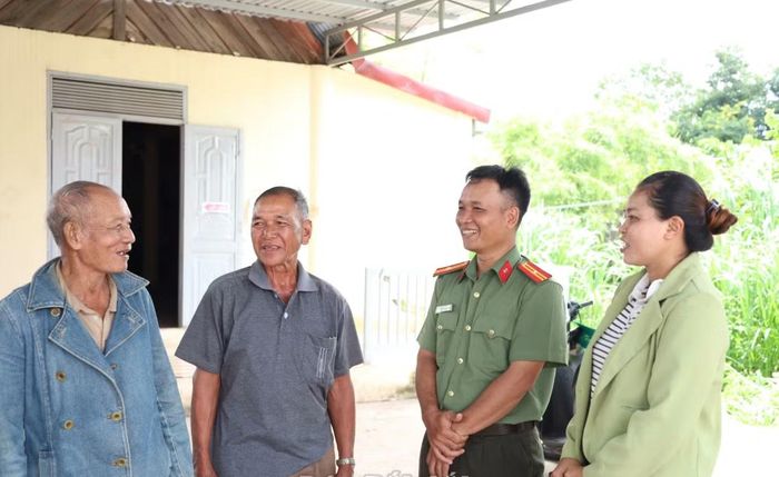 Già làng Y Khơl Aroh (thứ hai từ trái sang) cùng cán bộ, chiến sĩ và chính quyền xã tổ chức tuyên truyền, hoà giải một vụ việc tại địa phương.