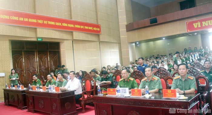 Các đại biểu tham dự buổi lễ.