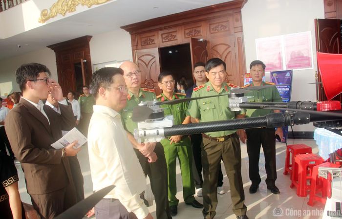 Đồng chí Hồ Văn Mừng, Uỷ viên Trung ương Đảng, Phó Bí thư Tỉnh uỷ, Chủ tịch UBND tỉnh An Giang; Thiếu tướng Cao Đăng Hưng, Phó Chánh Văn phòng Bộ Công an; Thiếu tướng Nguyễn Văn Hận, Giám đốc Công an tỉnh An Giang cùng các đại biểu tham quan các gian hàng trưng bày sản phẩm công nghệ phục vụ công tác đảm bảo ANTT.