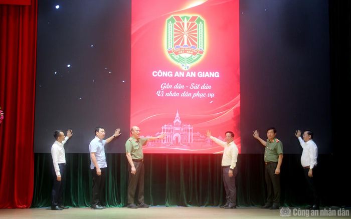 Các đại biểu thực hiện nghi thức ra mắt ứng dụng "Công an An Giang - gần dân, sát dân, vì Nhân dân phục vụ".