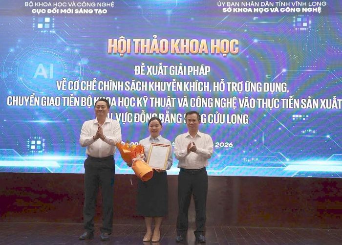 Ông Nguyễn Quỳnh Thiện, Phó Chủ tịch UBND tỉnh Vĩnh Long và Chu Thúc Đạt, Phó Cục trưởng Cục Đổi mới sáng tạo trao quyết định công nhận doanh nghiệp khoa học công nghệ.