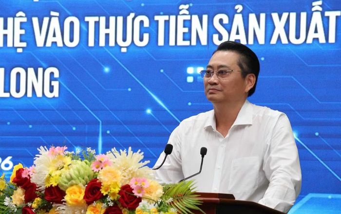 Ông Nguyễn Quỳnh Thiện, Phó Chủ tịch UBND tỉnh Vĩnh Long, phát biểu tại hội thảo.