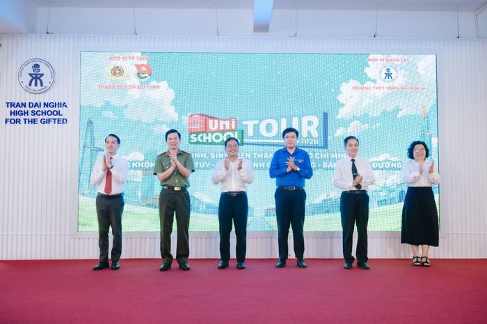 Lãnh đạo Công an Thành phố, Thành đoàn và các đại biểu thực hiện nghi thức phát động Chuỗi chương trình.