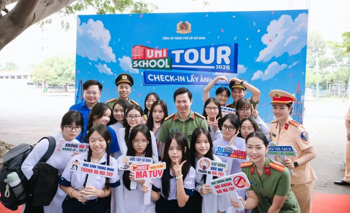  Lãnh đạo Công an TP Hồ Chí Minh cùng các em học sinh tại chương trình. 