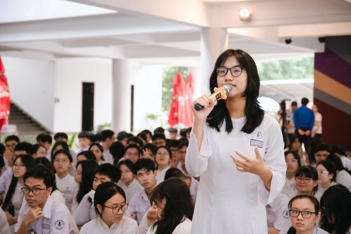 Nhiều học sinh tham gia đóng góp ý kiến tại chương trình.