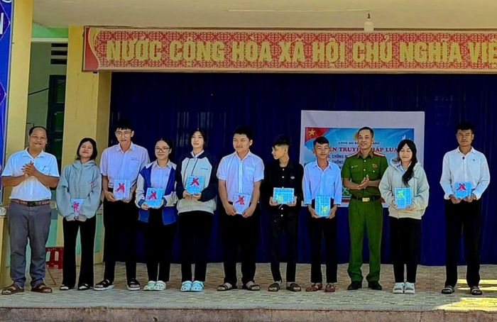 Công an xã Sông Vàng phối hợp trao quà tặng học sinh có hoàn cảnh khó khăn.