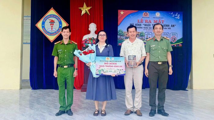 Công an xã Phú Ninh trao tặng Trường THCS Nguyễn Văn Trỗi 20 cuốn sách “Vòng xoáy cờ bạc”.