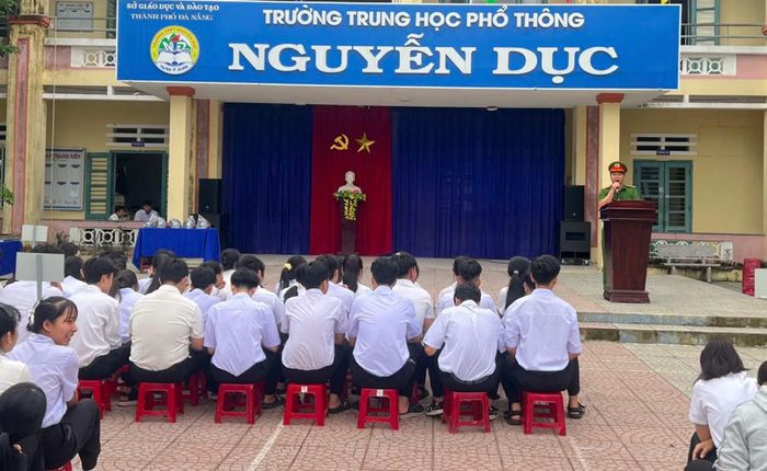 Cán bộ Công an xã Phú Ninh tuyên truyền pháp luật cho học sinh Trường THPT Nguyễn Dục.
