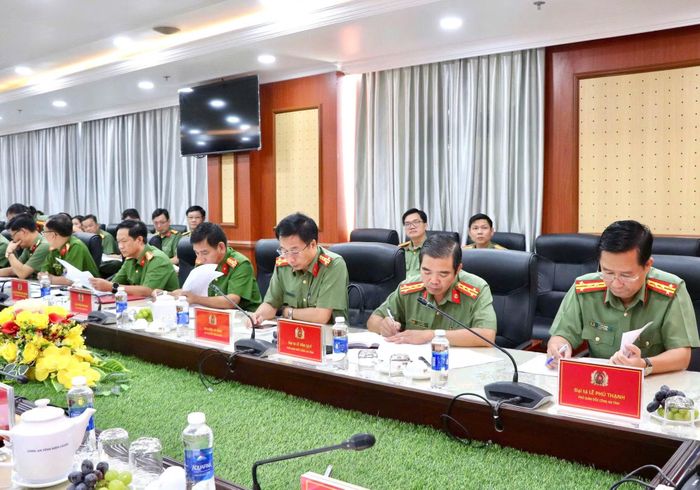 Các đại biểu dự buổi làm việc.