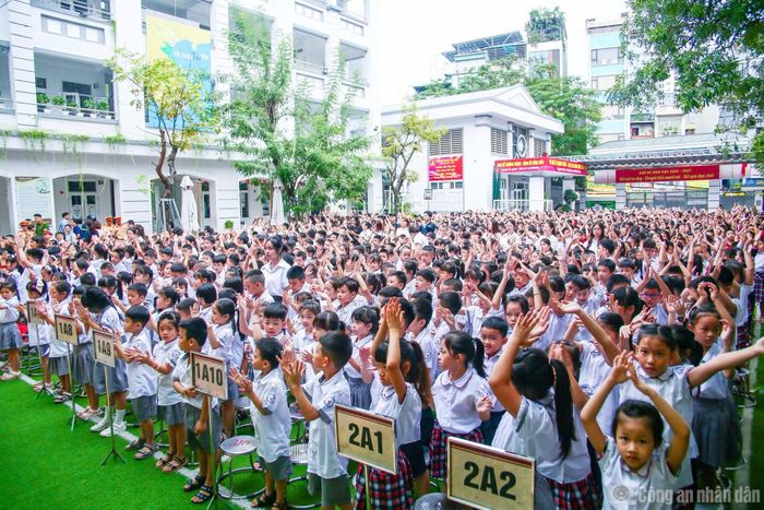 Các em học sinh Trường Liên cấp Tiểu học - THCS Tân Khai dự buổi tuyên truyền.
