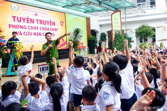 Các em được tuyên truyền kiến thức ATGT và kỹ năng an toàn đường thủy.