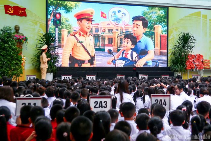 Các em học sinh theo dõi nội dung ATGT được xây dựng bằng AI.