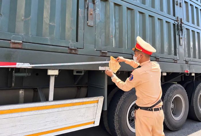 Qua kiểm tra, Đội CSGT số 1, Phòng CSGT Công an TP Huế phát hiện nhiều phương tiện chở thiết bị có hình dạng thùng hoặc có hình dạng như container vượt quá chiều dài theo quy định mới tại Nghị định số 238/2026/NĐ-CP.