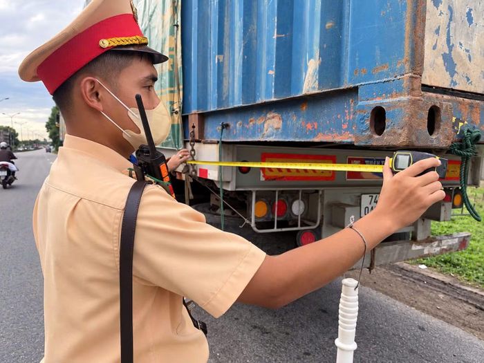 Việc kiểm tra kích thước chiều dài thùng xe phương tiện vận tải được CSGT Công an TP Huế thực hiện theo quy định.
