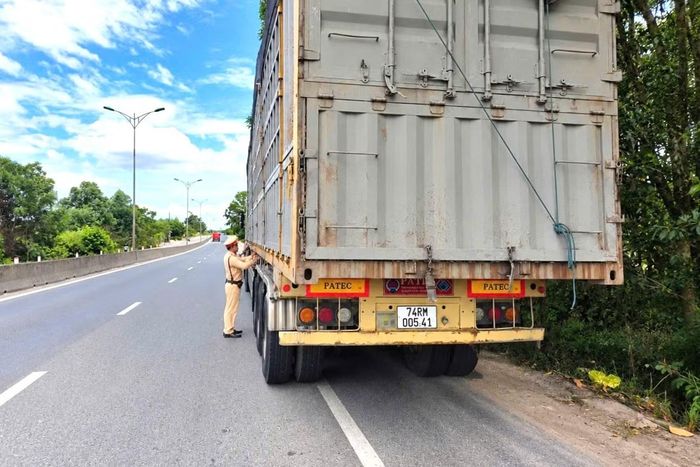 Cán bộ Đội CSGT số 1, Phòng CSGT Công an TP Huế kiểm tra kích thước thùng xe sơ mi rơ moóc trên QL1A.