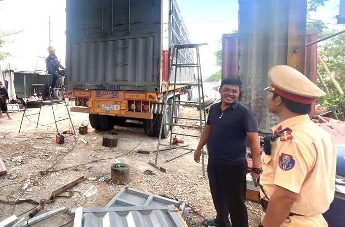 Lực lượng Phòng CSGT Công an TP Huế tích cực tuyên truyền quy định mới của Nghị định số 238/2026/NĐ-CP đến chủ phương tiện vận tải và tài xế.