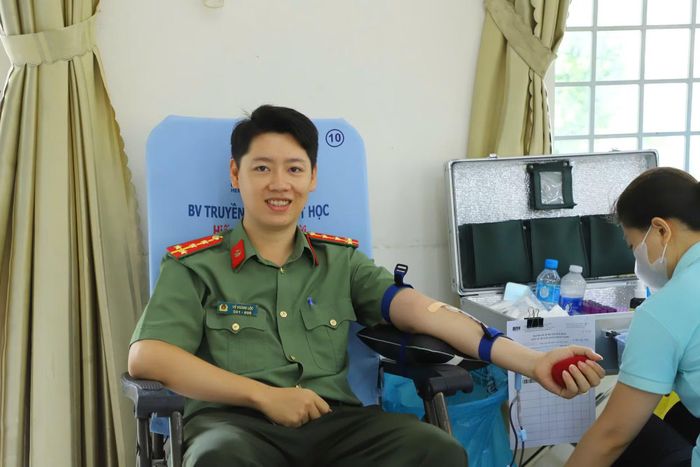 Lãnh đạo, cán bộ, giảng viên Nhà trường tích cực hưởng ứng Chương trình Hiến máu tình nguyện.
