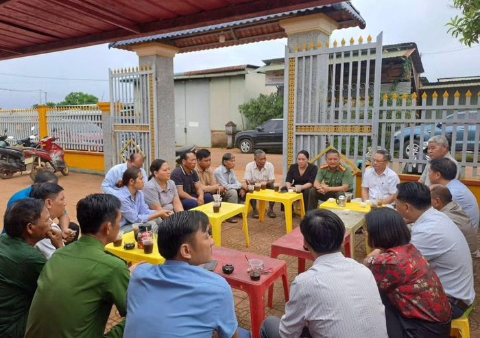 Công an xã trực tiếp trao đổi và lắng nghe những ý của người dân.