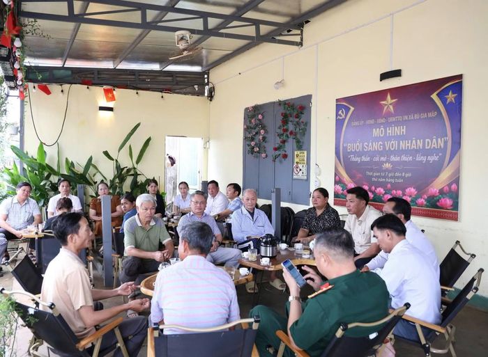 Người dân phát biểu ý kiến tại buổi gặp gỡ.