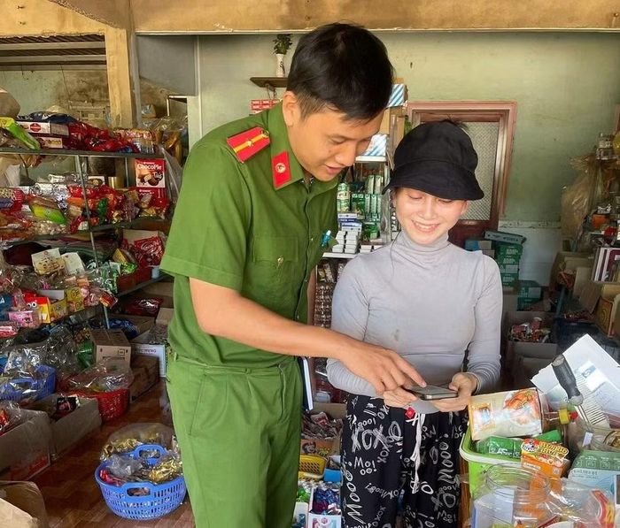 Cán bộ Công an xã thường xuyên xuống địa bàn dân cư để hỗ trợ người dân.