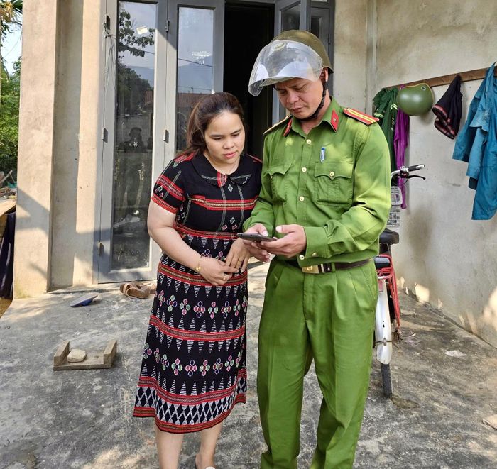 Công an xã biên giới A Lưới 2 hướng dẫn người dân thực hiện các thao tác trên nền tảng số.