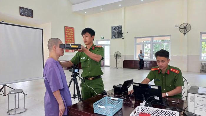 Công an TP Huế làm thủ tục cấp căn cước cho người yếu thế đang ở tại Trung tâm Bảo trợ xã hội.