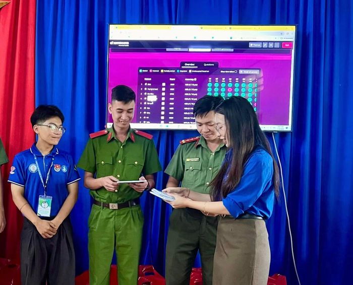 Bồi dưỡng kỹ năng chuyển đổi số và hướng dẫn ứng dụng trí tuệ nhân tạo trong công tác đảm bảo an ninh, trật tự ở cơ sở.