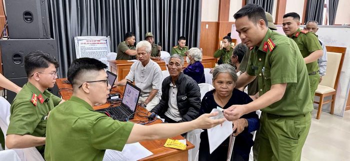 Thu nhận mẫu sinh phẩm ADN của thân nhân liệt sĩ chưa xác định được thông tin tại các xã biên giới miền núi TP Huế.