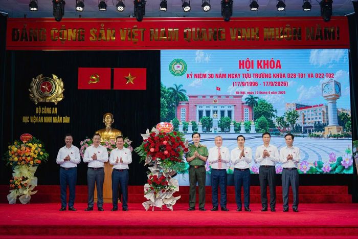 Trung tướng, PGS.TS Trịnh Ngọc Quyên, Giám đốc Học viện ANND tặng hoa chúc mừng kỷ niệm 30 năm ngày hội khóa.