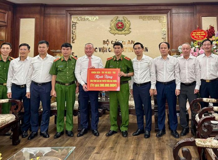 Các cựu học viên D28 Học viện ANND và D22 Học viện CSND tặng 700 triệu đồng ủng hộ công trình phát triển truyền thống nhà trường của Học viện ANND và Học viện CSND.