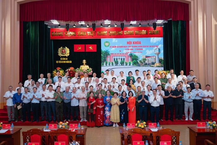 Các thầy cô giáo và Ban liên lạc Khóa D28 Học viện ANND - D22 Học viện CSND chụp ảnh lưu niệm cùng đại diện Ban Giám đốc Học viện ANND và Học viện CSND.