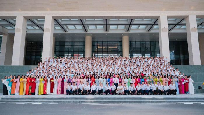 Cựu học viên Khóa D28 Học viện ANND chụp ảnh lưu niệm trước Thư viện Học viện ANND.