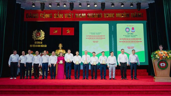 Ra mắt Ban liên lạc 30 năm ngày tựu trường.