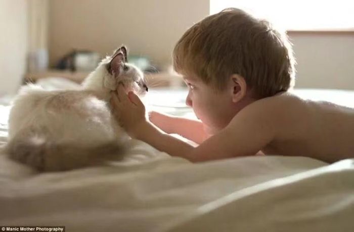 Cần giáo dục trẻ em cách tiếp xúc an toàn với động vật.