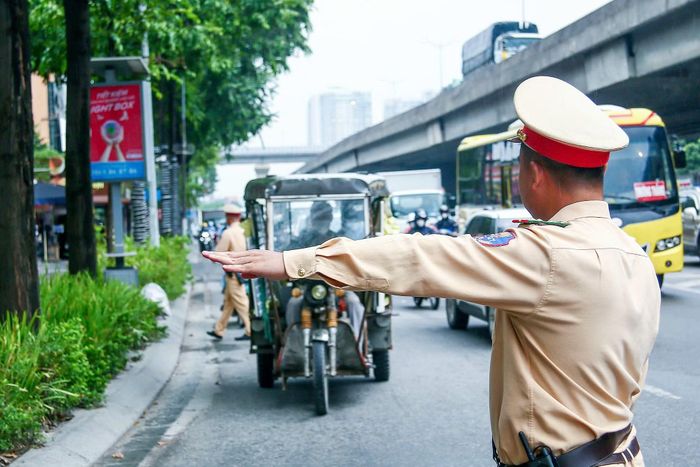 CSGT kiểm soát trường hợp điều khiển xe ba bánh tự chế trên đường Khuất Duy Tiến