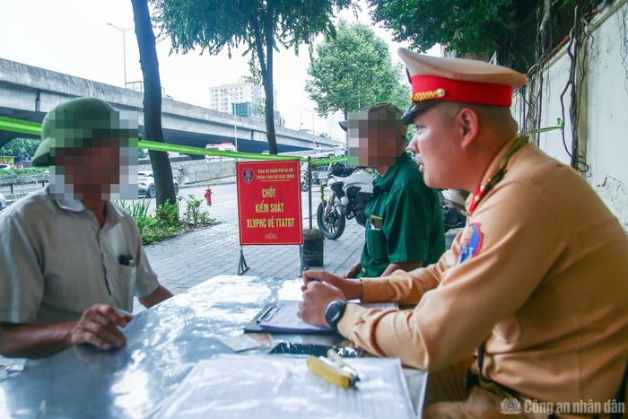 CSGT lập biên bản trường hợp vi phạm