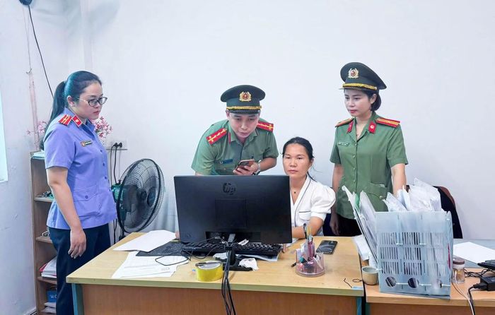 Lực lượng chức năng khám xét khẩn cấp nơi làm việc của Nguyễn Thị Hương, Kế toán Công ty cổ phần đầu tư xây dựng Duy Mạnh.