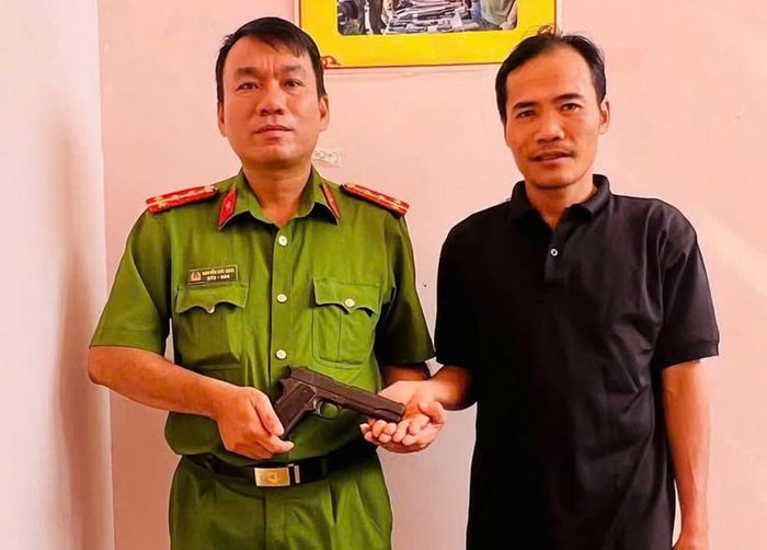 Người dân chủ động trình báo, giao nộp khẩu súng quân dụng K59 và 24 viên đạn cho Công an xã Tây Hòa ngay sau khi tình cờ nhặt được.