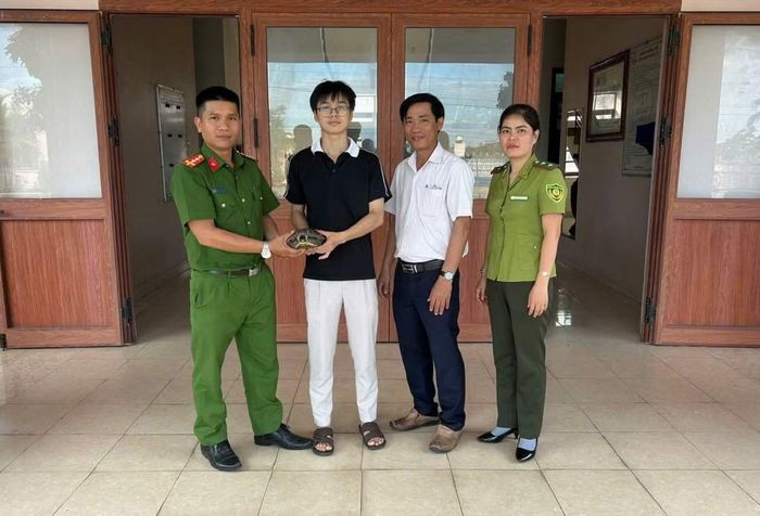 Người dân trình báo giao nộp cá thể rùa núi vàng quý hiếm cho Công an xã Tây Hòa chuyển giao Hạt kiểm lâm khu vực Tây Hòa.