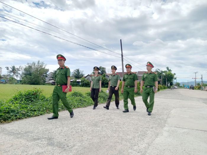 Tổ công tác của Công an xã Tây Hòa trên đường tuần tra bảo vệ ANTT ở địa phương.