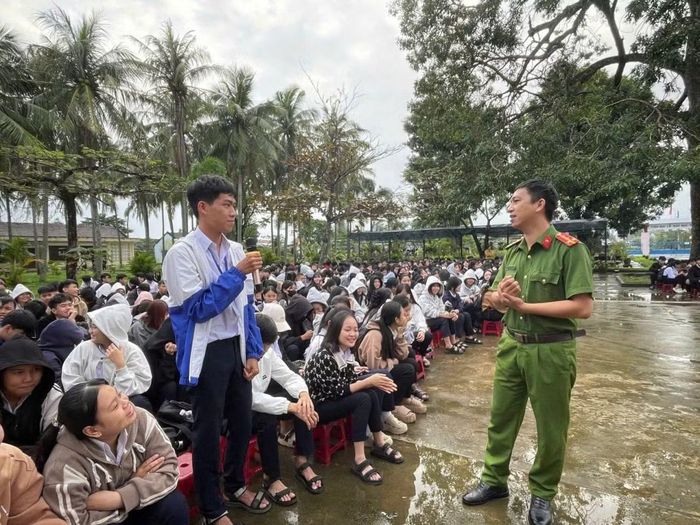 Cán bộ Công an xã Tây Hòa tuyên truyền phổ biến pháp luật tại một trường học ở địa phương.