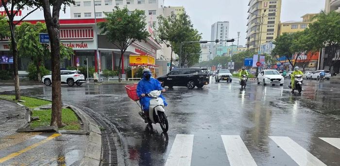 Nước chỉ còn ngập khoảng 10cm, thậm chí rút nhanh tại khu vực nút giao Nguyễn Văn Linh - Lê Đình Dương sau trận mưa lớn.